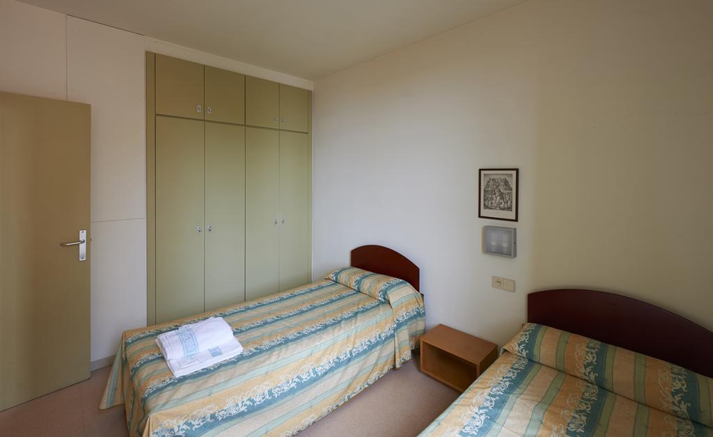 Apartamentos Montserrat Abat Marcet Quarto foto