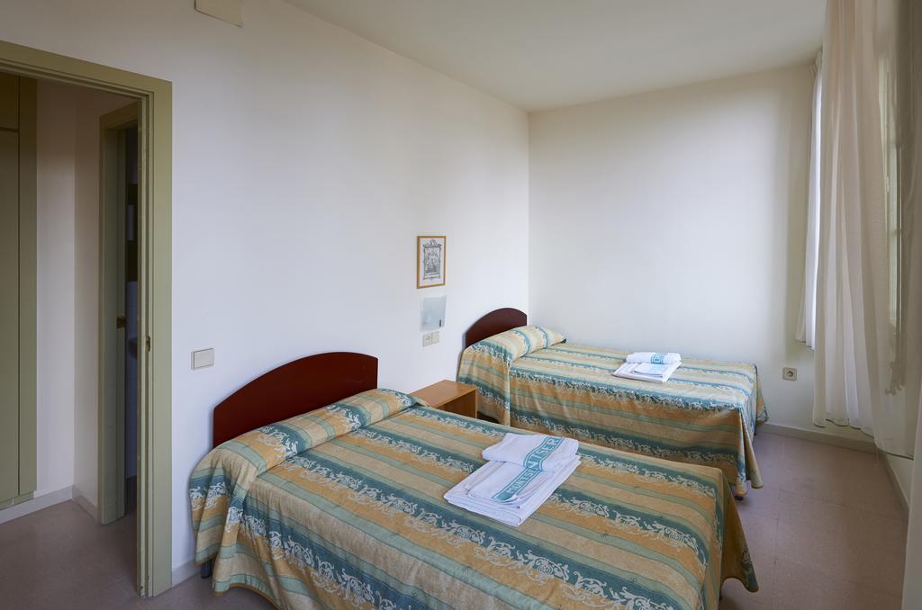 Apartamentos Montserrat Abat Marcet Quarto foto