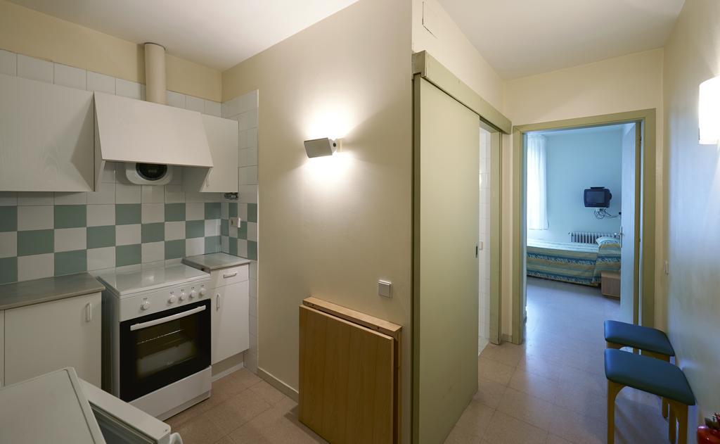 Apartamentos Montserrat Abat Marcet Quarto foto
